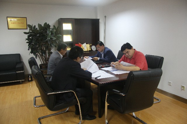 党委理论中心组学习.JPG